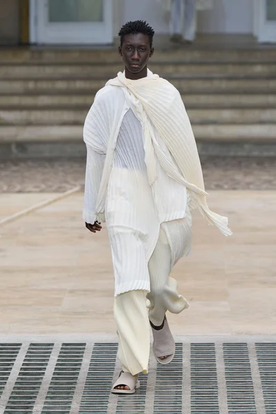 Look 10